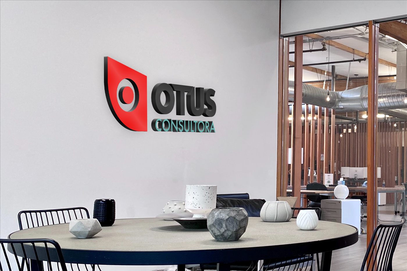 Oficina de OTUS Consultora con la marca en la pared